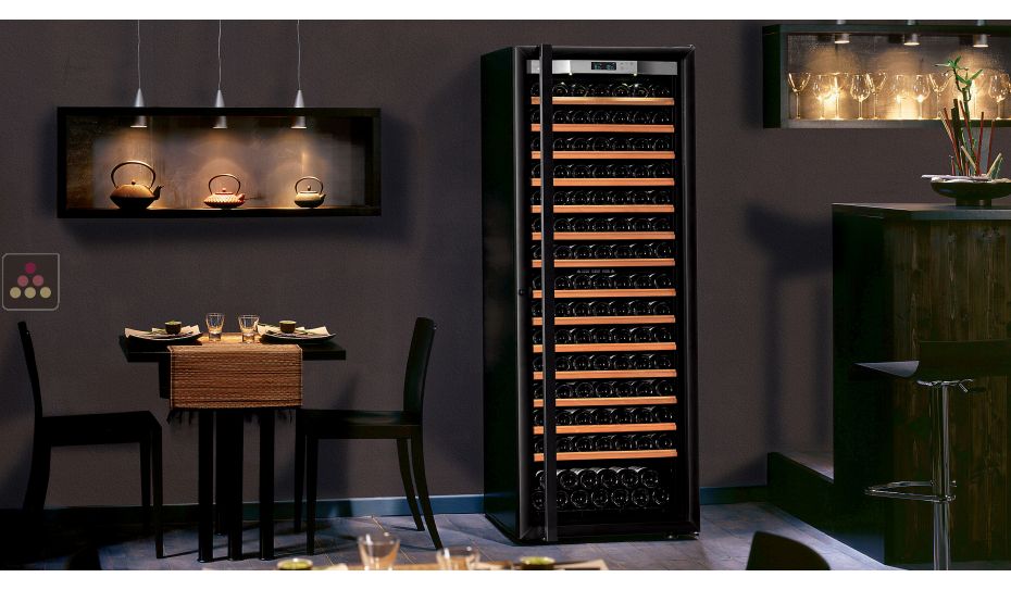 Single temperature wine ageing or service cabinet 