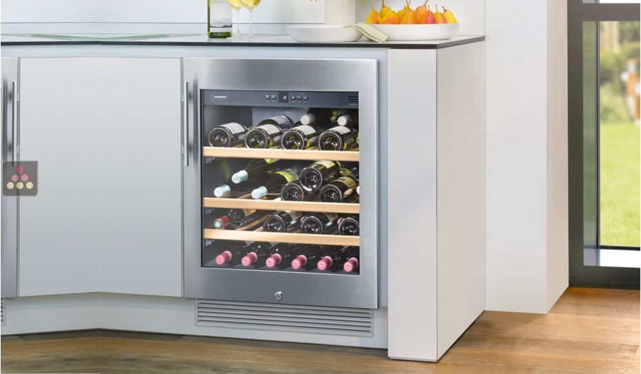 Built-in single-temperature Wine Cabinet for storage or service
