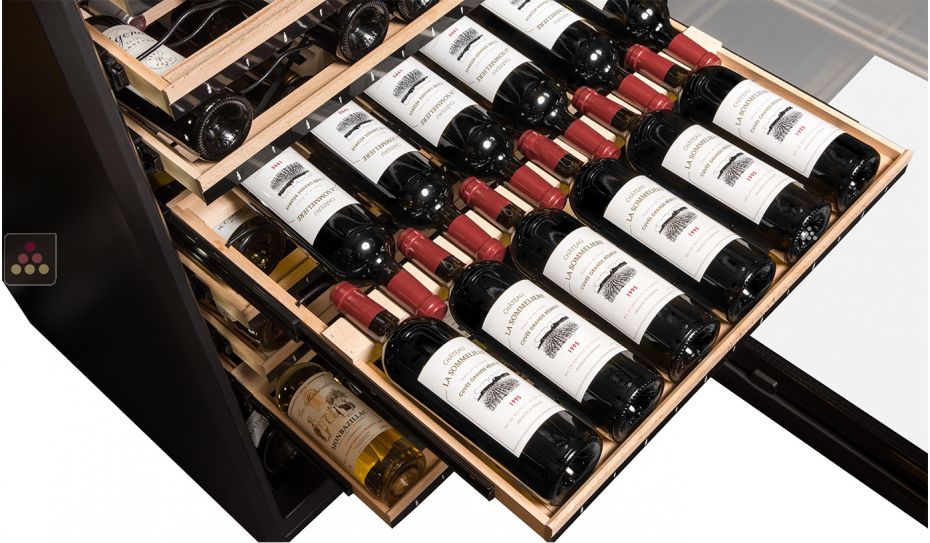Connected mono or multi-temperature wine cabinet for service and storage with smart shelves