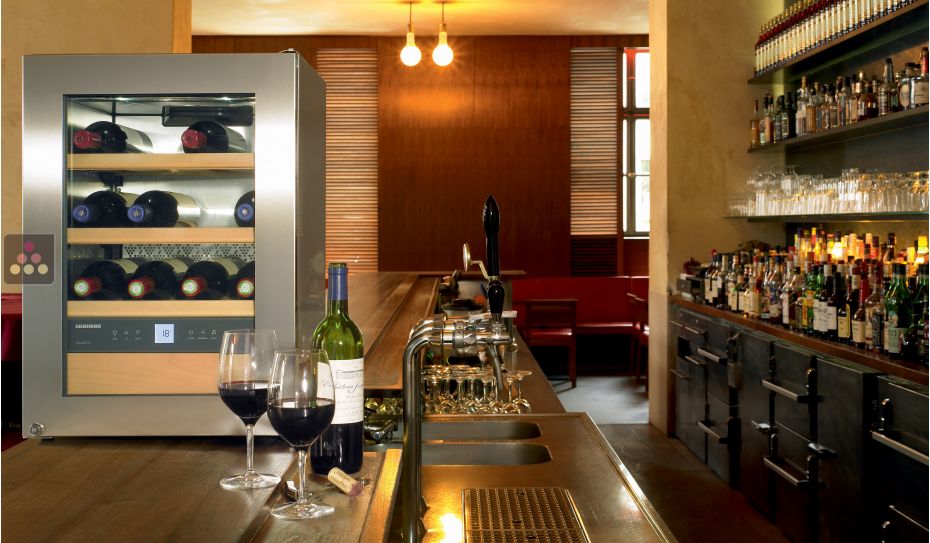 Single-temperature wine cabinet for storage or service 