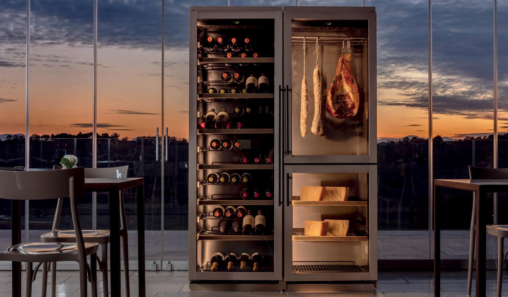Combination of a wine cabinet and a cured meat and cheese cabinet - Inclined bottle display