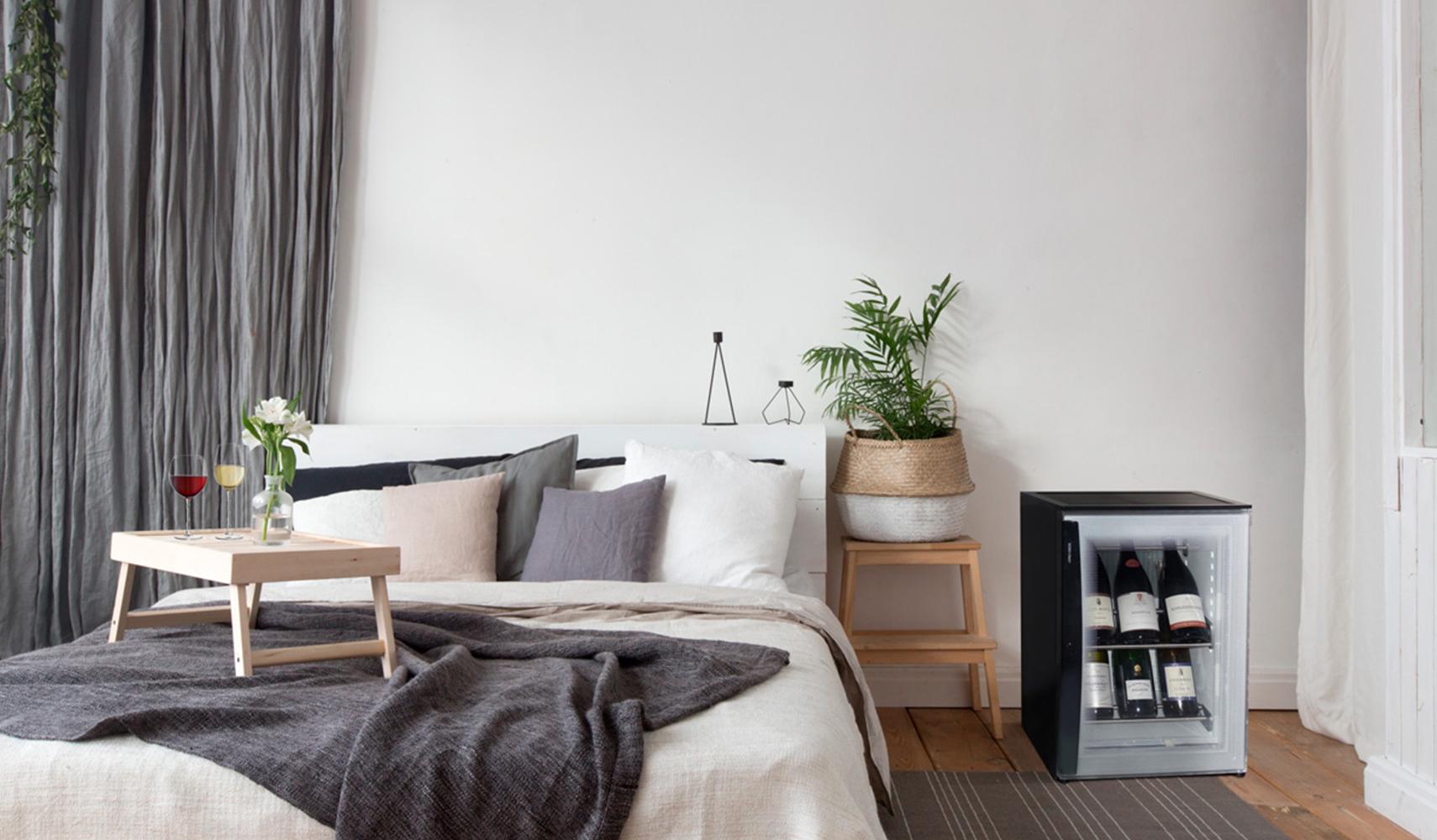 Silent mini-winebar for 8 bottles wirth colorless door